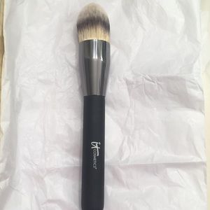 IT COSMETICS LARGE TAPERED BRUSH #16